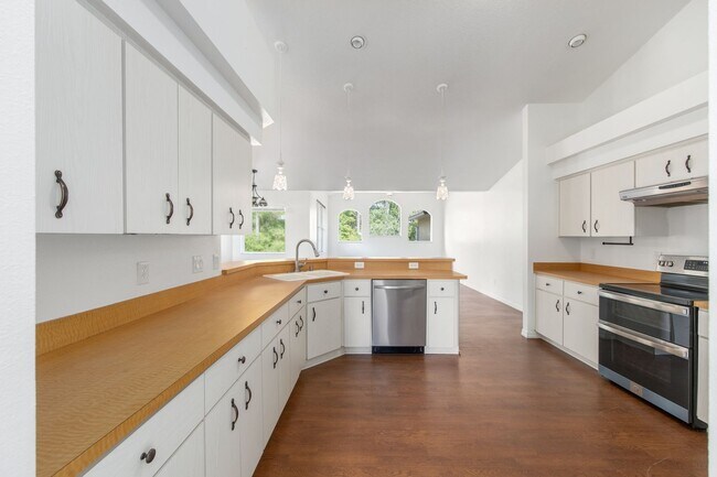 Building Photo - 7860 SW 204th Ave