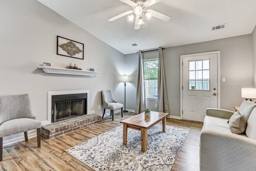 Building Photo - 102 Sandlewood Dr