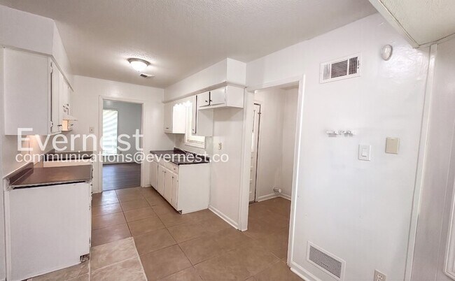 Building Photo - 3 Bed/2 Bath Home with Carport / Vouchers Accepted /Available Now!