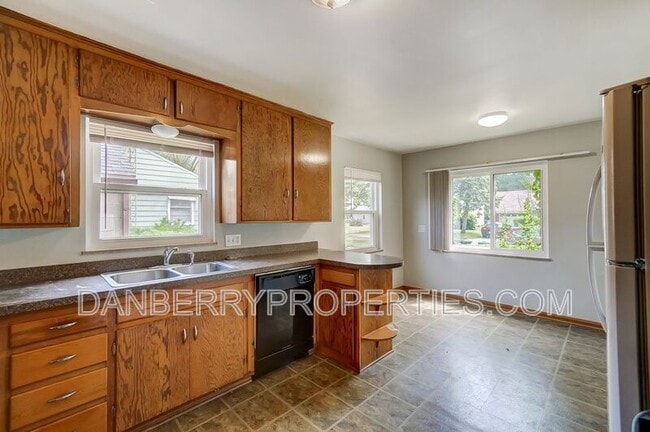 Building Photo - 347 Darrow Ave