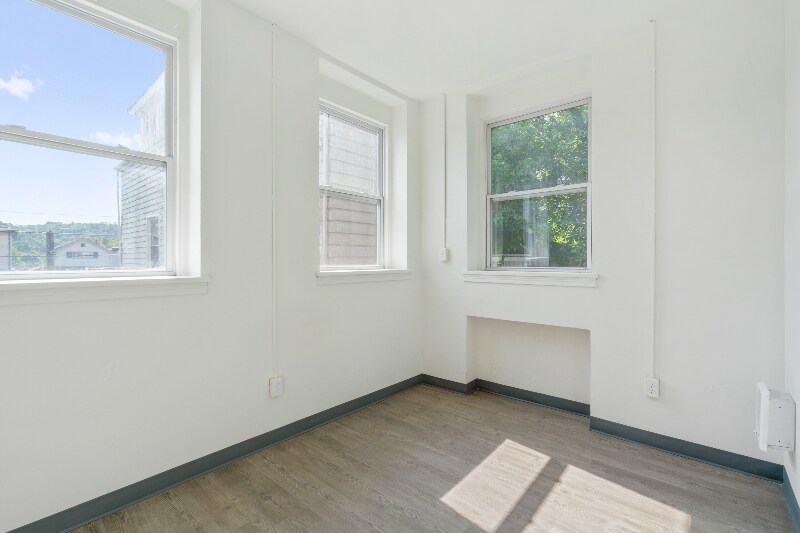 Building Photo - 1115 6th Ave