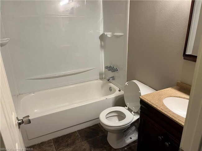 Building Photo - House: 3 Bed, 1.5 Bath, 1 Car Carport.