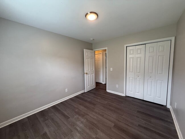 Building Photo - Spacious 3 Bedroom, 2 Bath Home with Garag...