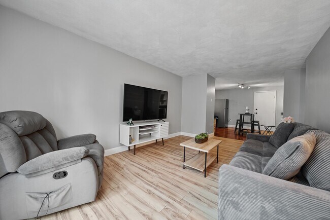 Building Photo - 33 Andrew St