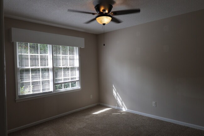 Building Photo - 214 Oakleaf Dr