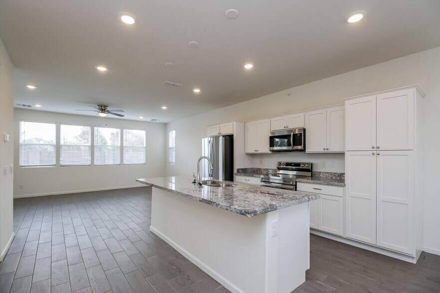 Building Photo - 2055 S Saguaro Dr