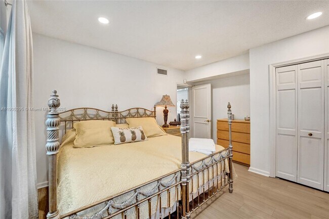 Building Photo - 2889 NE 35th St