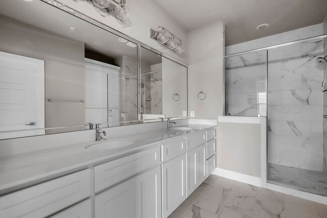 Building Photo - Stunning 3 Bedroom 3.5 Bathroom Townhome i...