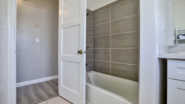 Building Photo - Fully REMODELED 3bed 2bath SFR. Great loca...