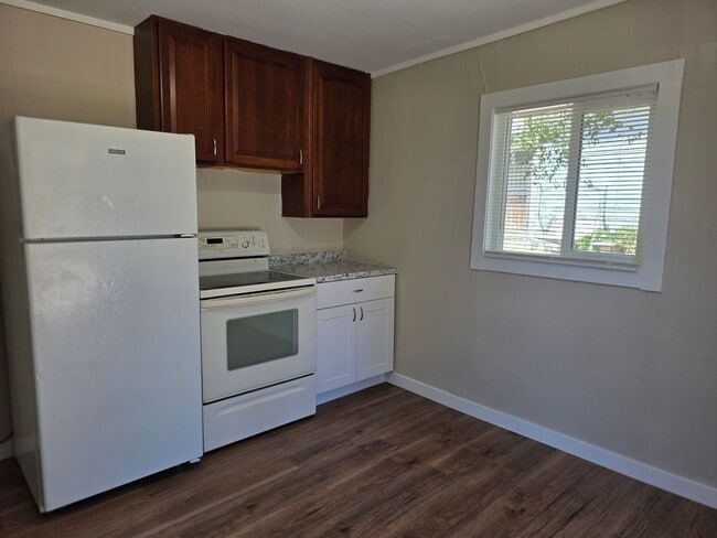Building Photo - SPACIOUS, BRIGHT 2 BEDROOM - LARGE YARD