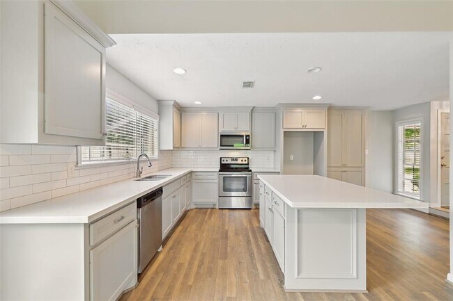 Building Photo - 4511 Ravine Dr