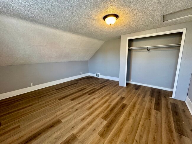 Building Photo - 1341 W 4th St