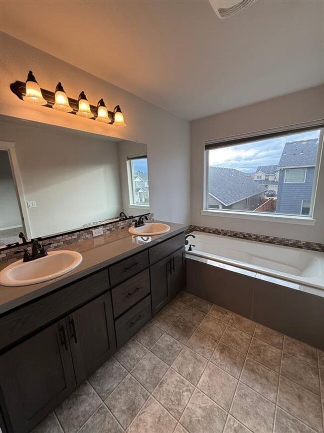 Building Photo - 1223 S 11th Pl