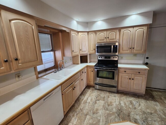 Building Photo - 3 Bedroom 2 Bath House in Rock Island