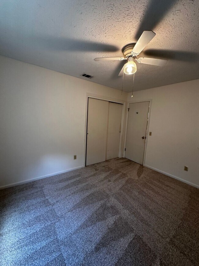 Building Photo - Available from May 15th.  2 Bedroom home with garage. Great Area and Location!