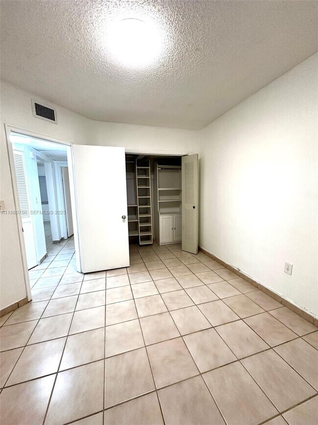 Building Photo - 3401 SW 9th Terrace