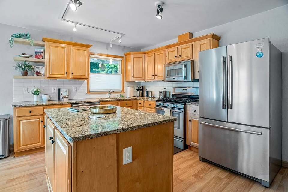 Building Photo - 4025 Chowen Ave S