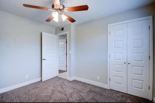 Building Photo - 1424 W 6th Pl