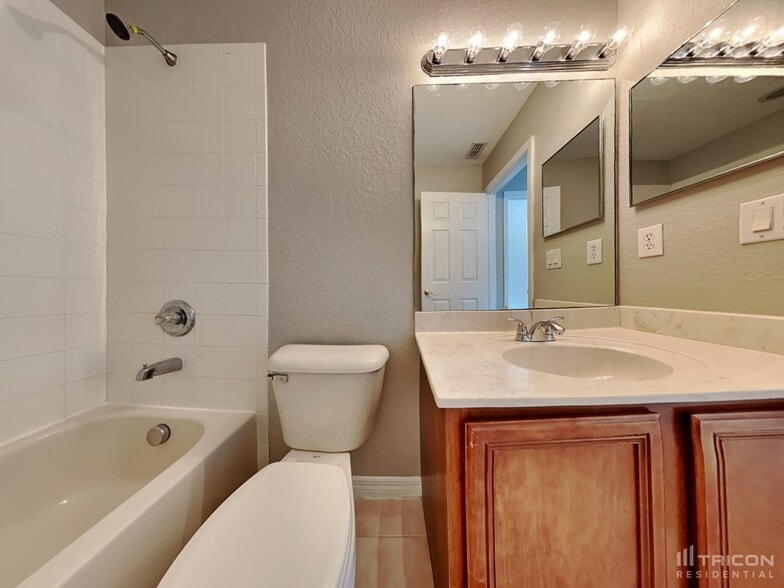 Building Photo - 10636 Deerberry Dr