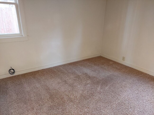 Building Photo - *LONG TERM RENTAL* (No Pets)
