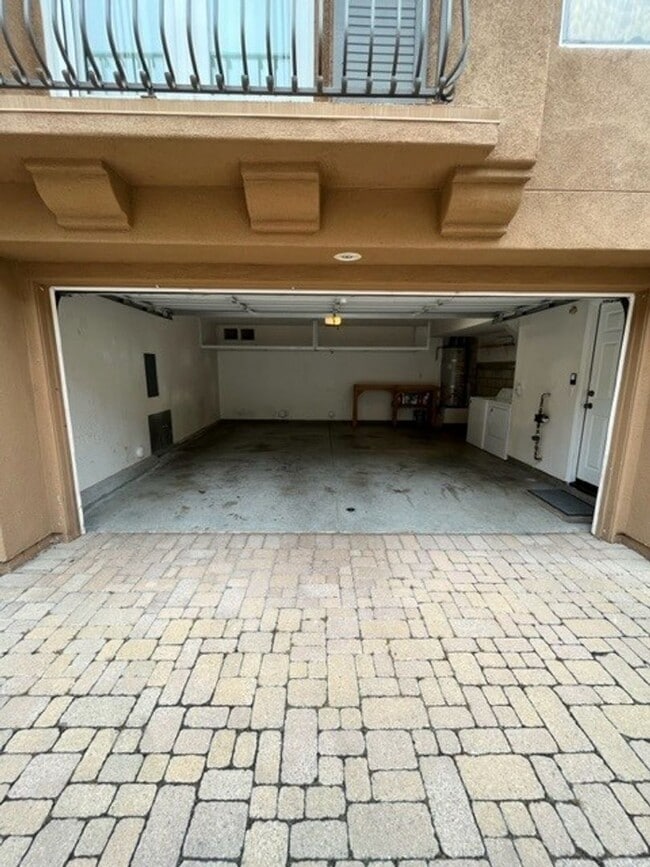 Building Photo - 2852 Villas Way