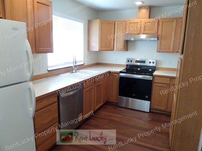 Building Photo - Fabulous 2-Bedroom Duplex w/Attached Garag...