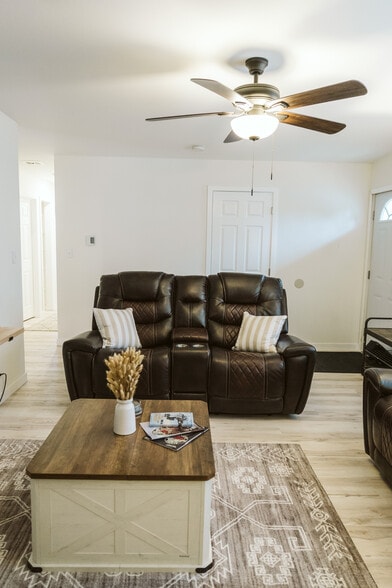 Living room - 37041 Rafie St