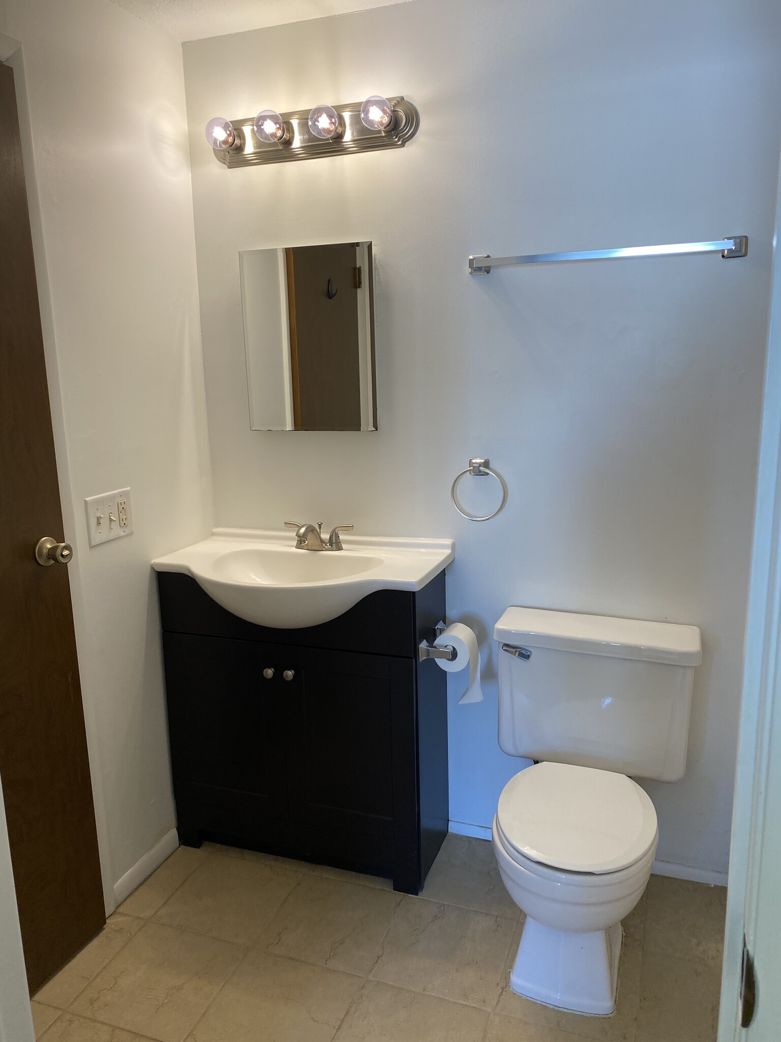 Full bathroom - 6005 Black Oak Dr
