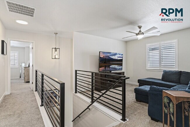 Building Photo - "Charming West Haven Retreat: Spacious 3-B...