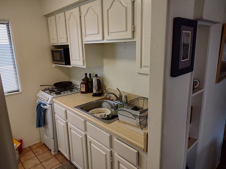 Full kitchen - 830 Island Ct
