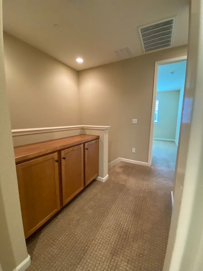 Building Photo - Livermore 3BD/2.5BA Townhouse in Great Neighborhood!