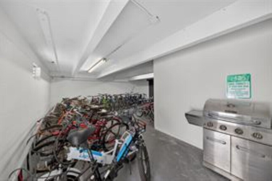 Building Photo - 1800 N Andrews Ave