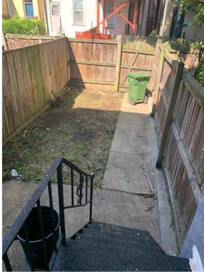 Building Photo - Cozy 2BR/1Bath on lovely quiet block, community garden, Calvert Street park!