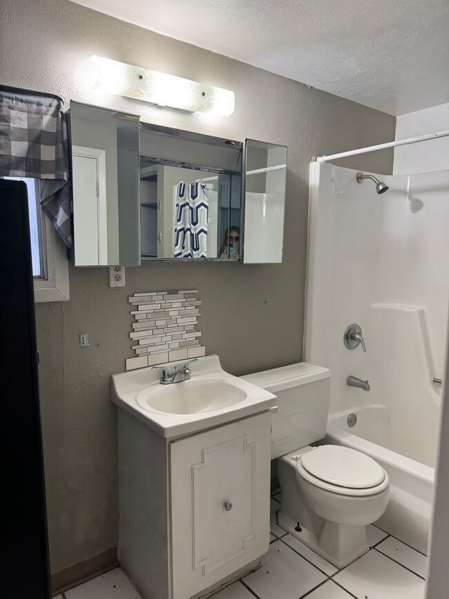 Building Photo - Located in Wolfin!!!! 3 bedrooms plus stud...