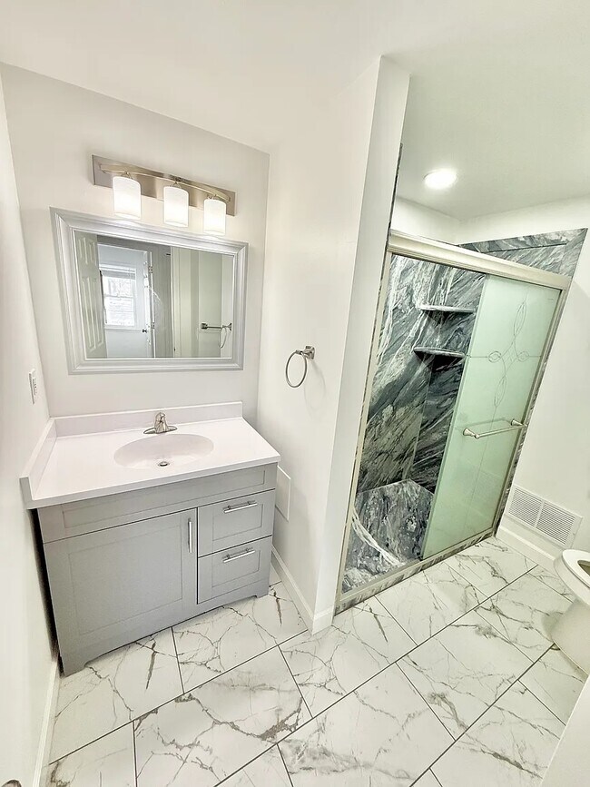 Building Photo - 8841 Sunrise Dr