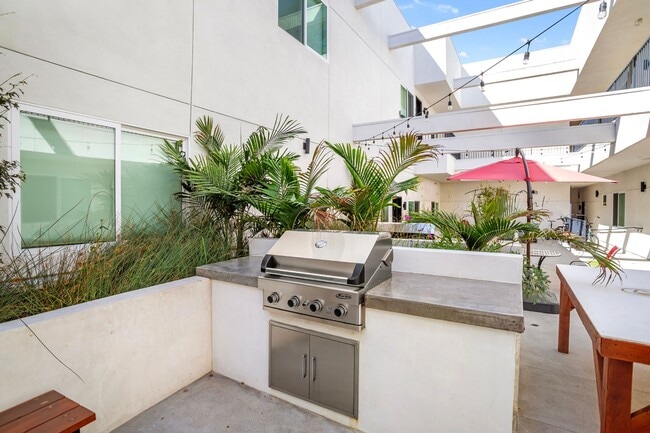 Building Photo - Oasis At The Row