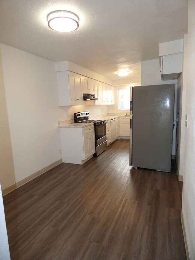Building Photo - Rent Special: 1/2 Off June's Rent!! - 2 bed Townhome