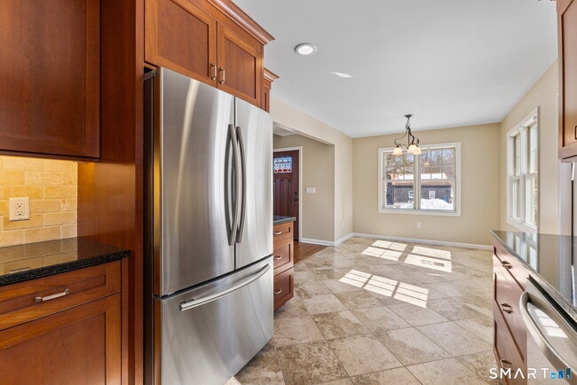 Building Photo - 5 Sunningdale Ln