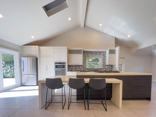 Building Photo - 15424 Camarillo St