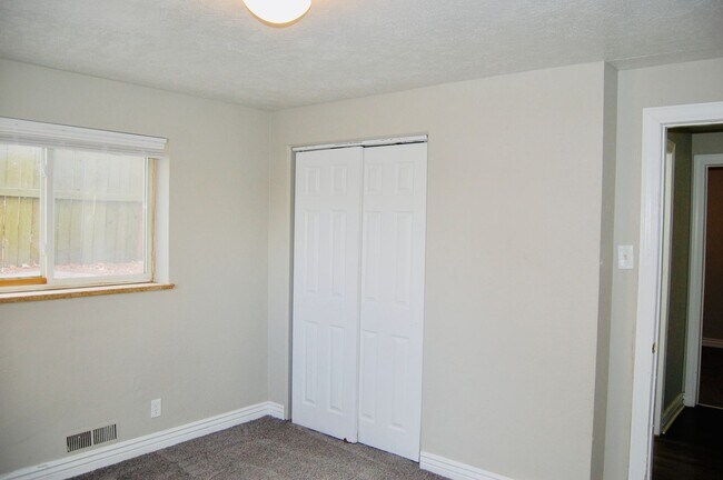 Building Photo - Updated 3Bedroom-In-Unit Laundry-$1,000 Move-In credit