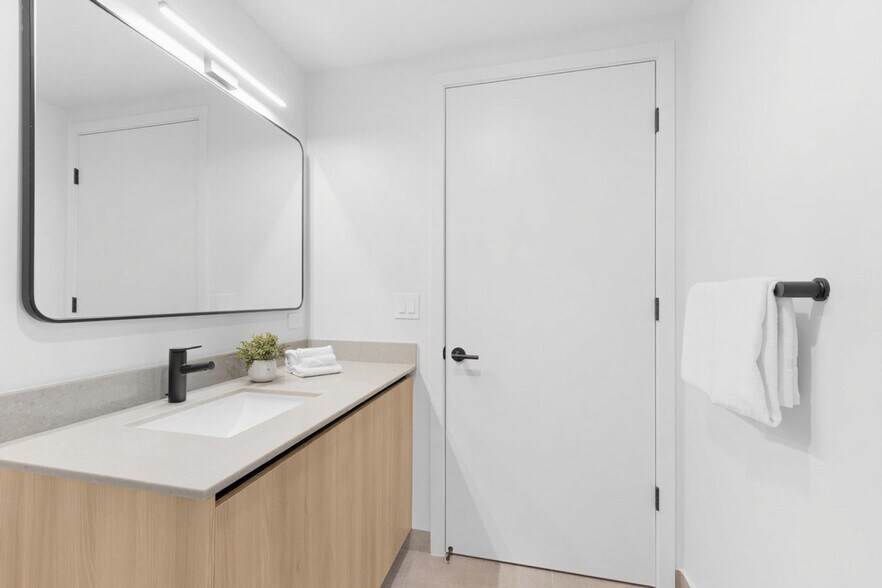 Building Photo - 501 NE 1st Ave