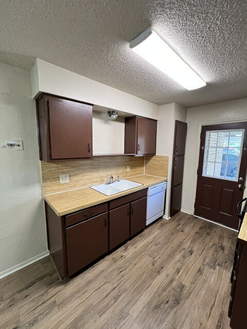Building Photo - 2 Bedroom 2 Bath Duplex for Lease in Benbrook