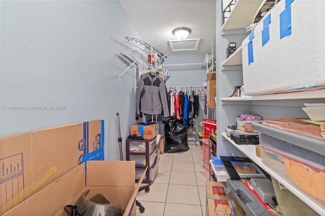 Building Photo - 10413 N Kendall Dr