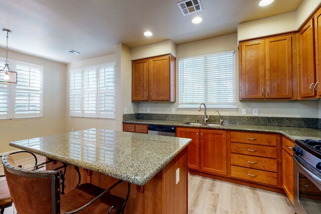 Building Photo - Town House Near Downtown Pleasanton  3 Bed...