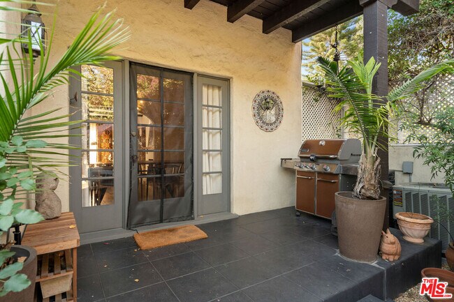 Building Photo - 1632 N Orange Grove Ave