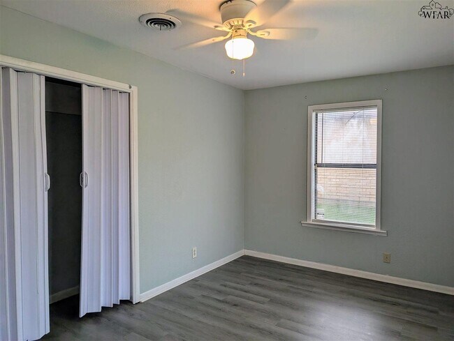Building Photo - 2805 S Bandera Dr