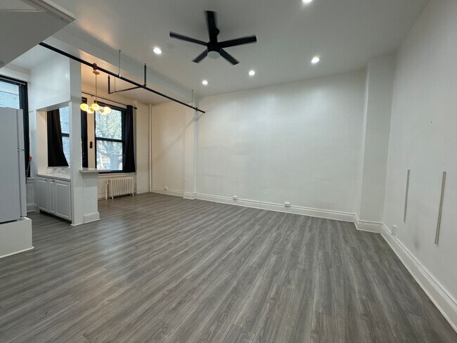 Building Photo - Loft Style Large Studio Apartment