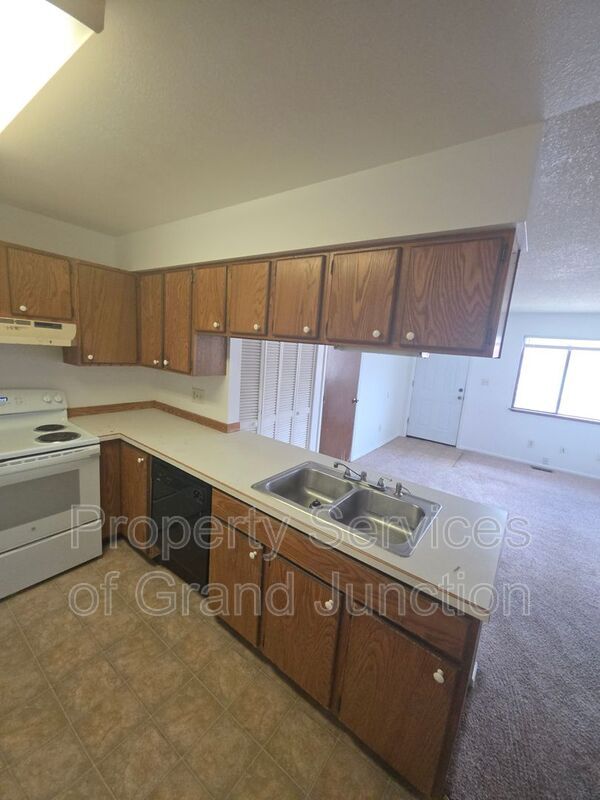 Building Photo - 1102 E Carolina Ave