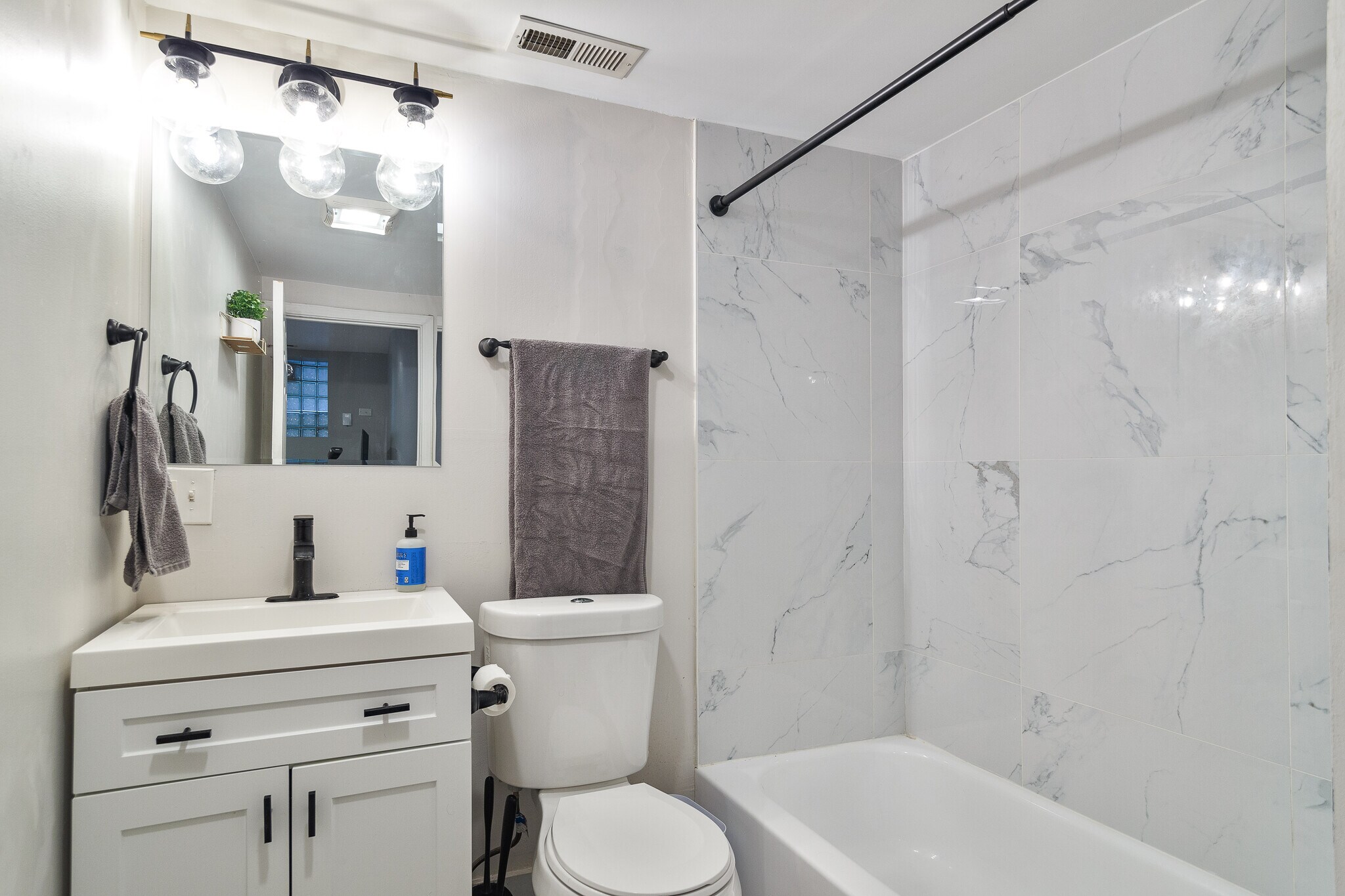 Building Photo - 3047 N Clybourn Ave