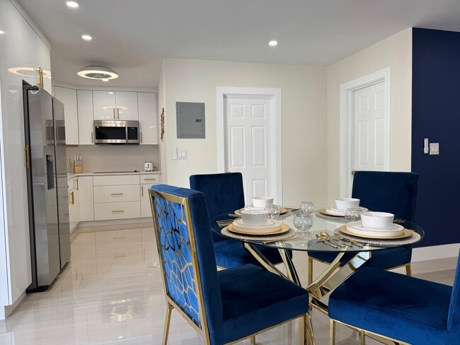 Building Photo - 1900 NE 2nd St